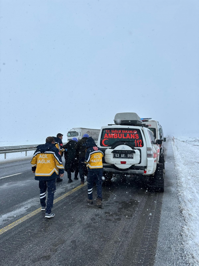 Şanlıurfa'da karla kapanan yolda hastalara paletli Ambulans ile ulaşıldı