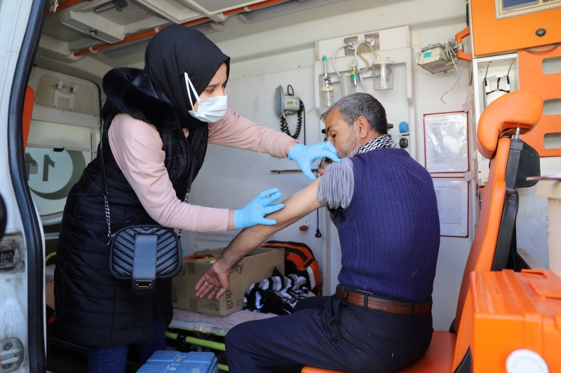 Şanlıurfa’da mobil aşı ekipleri sanayi esnafını aşıladı