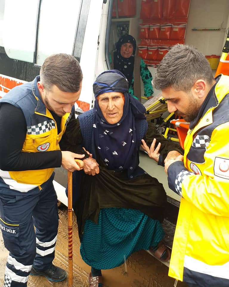 Şanlıurfa’da sandığa kendi imkânlarıyla gidemeyen Hasta ve Engelli vatandaşlar, Ambulans ve Evde Bakım ekiplerince Sandıklara götürülerek oy kullanılması sağlandı.