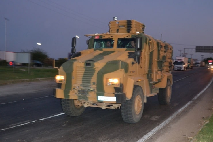 Şanlıurfa'da Suriye sınırına askeri sevkiyat başladı