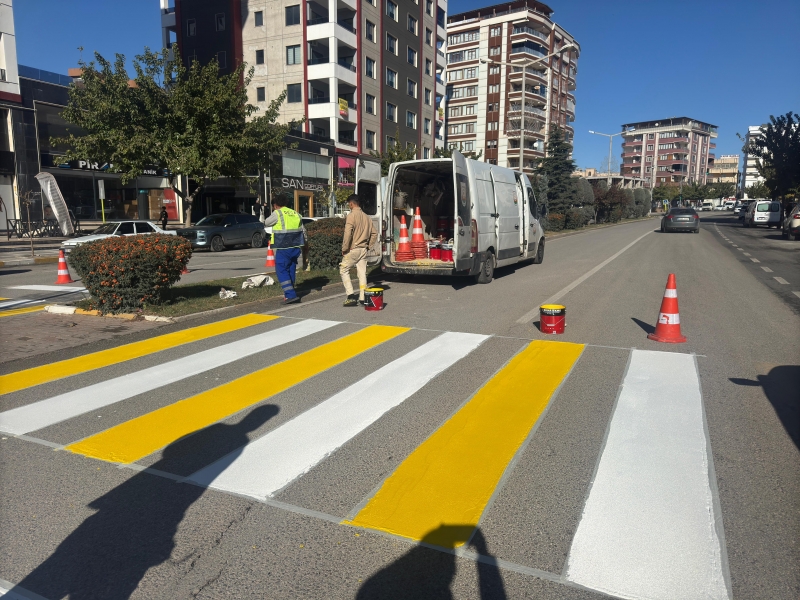 ŞANLIURFA’DA TRAFİK GÜVENLİĞİ İÇİN YAYA GEÇİDİ VE KASİS BOYAMA ÇALIŞMALARI SÜRÜYOR