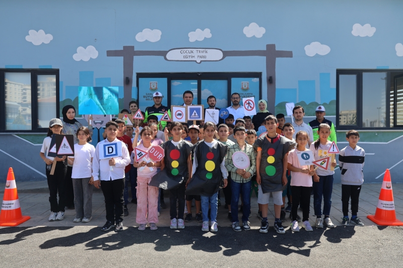 ŞANLIURFA’DA TRAFİK HAFTASINDA GELECEĞİN SÜRÜCÜLERİNE UYGULAMALI EĞİTİM