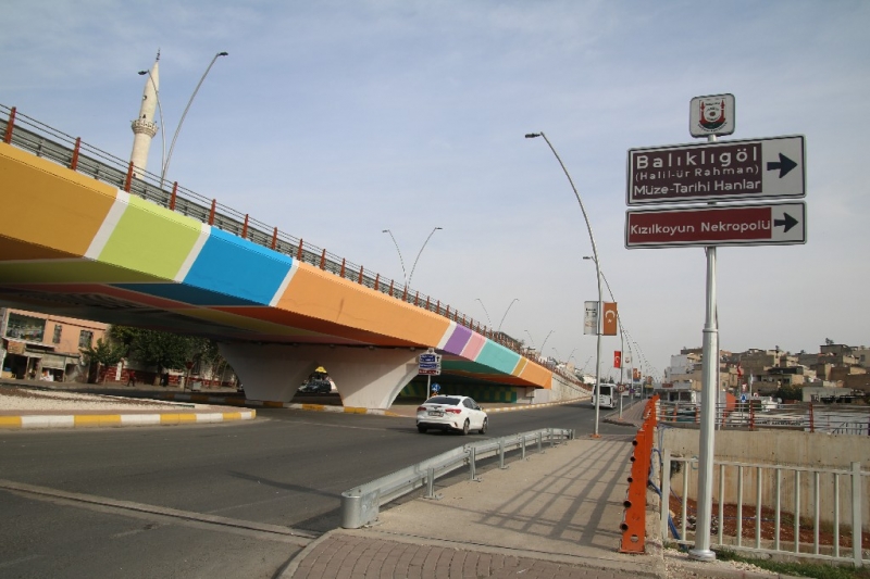 ŞANLIURFA’DA TRAFİK LEVHALARI YENİLENİYOR