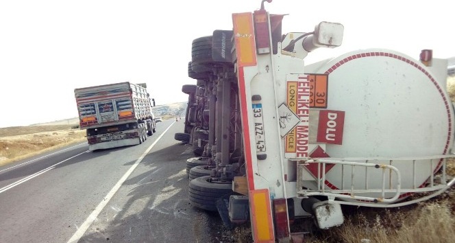 Şanlıurfa’da yakıt tankeri yan yattı
