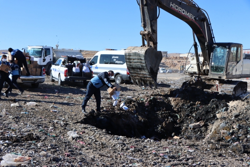 ŞANLIURFA’DA ZABITALAR 6 TON KÜFLENMİŞ HURMA ELE GEÇİRDİ