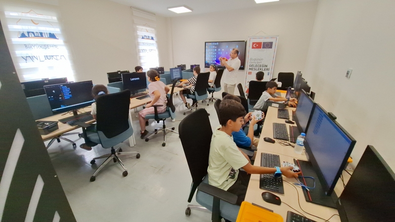 ŞANLIURFALI ÇOCUKLAR, YAZ TATİLİNİ BÜYÜKŞEHİR BELEDİYESİ GENÇLİK MERKEZİNDE DEĞERLENDİRİYOR