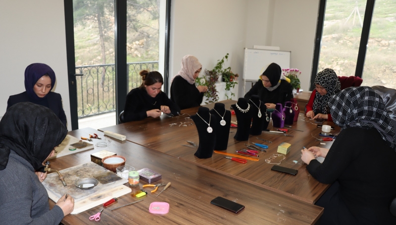 ŞANLIURFALI KADINLAR, ÜRETEN KADINLAR MERKEZİNDE MESLEK SAHİBİ OLUYOR