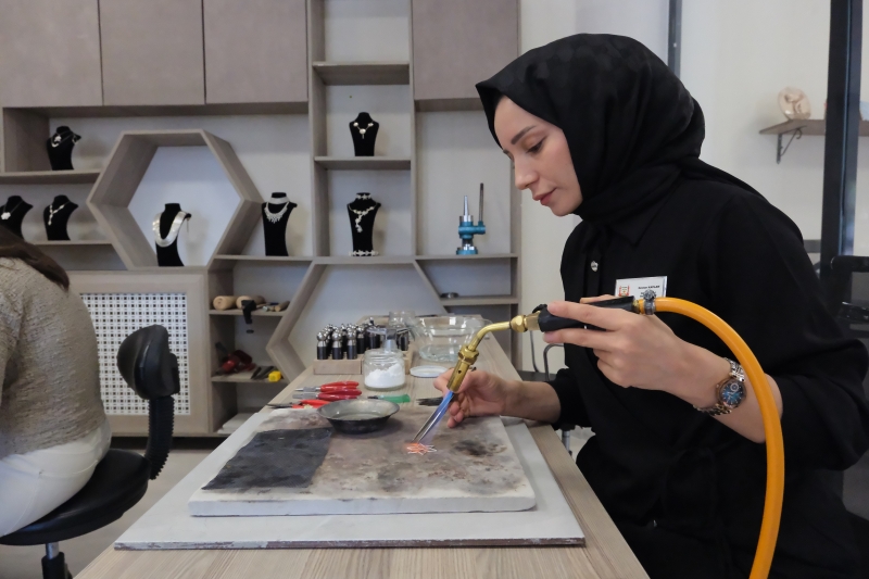 ŞANLIURFALI KADINLAR HEM SANAT ÖĞRENİYOR HEM DE MESLEK SAHİBİ OLUYOR