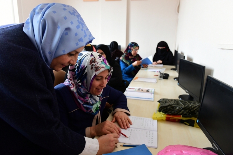 ŞANLIURFALI KADINLARDAN OKUMA YAZMA SEFERBERLİĞİNE TAM DESTEK