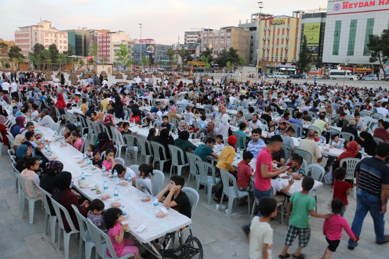 Şanlıurfalılar İftarda Rabia Meydanın'da Buluşuyor