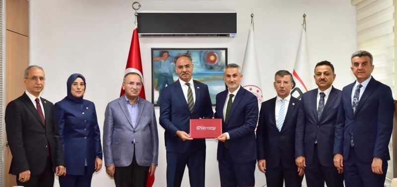 Şanlıurfa’ya Dev Gençlik Yatırımı: Eyyübiye’de 20 Saha İçin İmzalar Atıldı