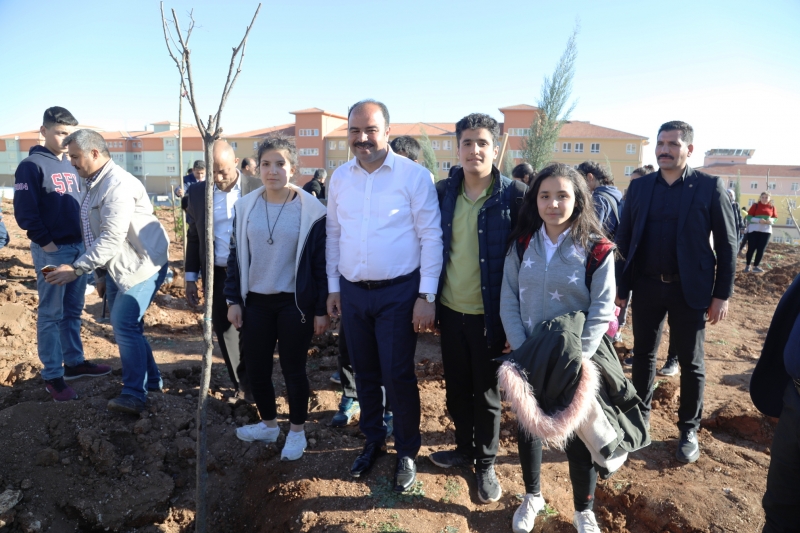 Şehitler Anısına Fidan Diktiler