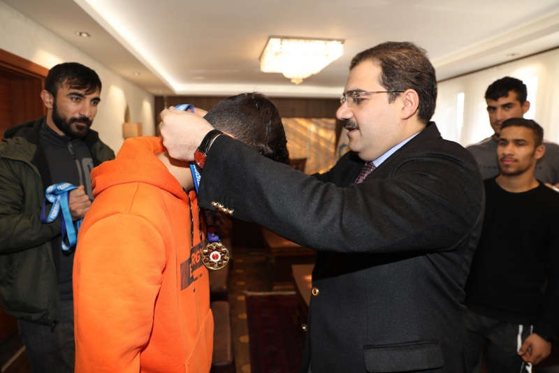 SEVİNÇLERİNİ BAŞKAN CANPOLAT İLE PAYLAŞTILAR