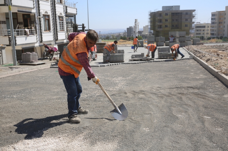 SEYRANTEPE’DE KİLİTLİ PARKE ÇALIŞMASI SÜRÜYOR