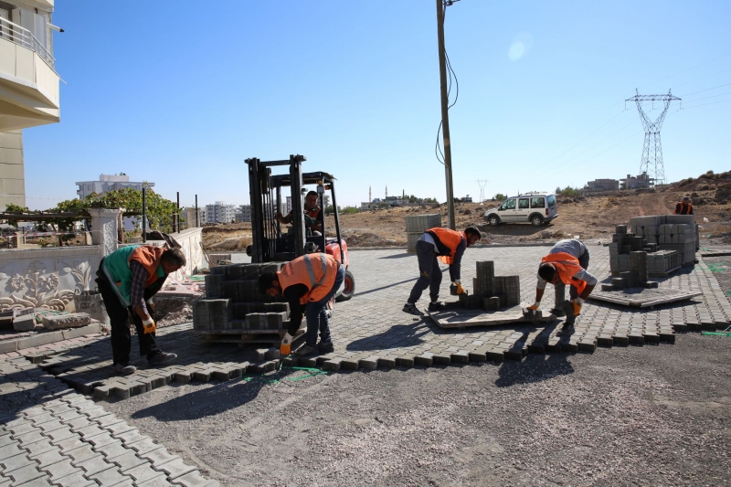 ​SEYRANTEPE’DE YOLLAR KİLİTLİ PARKEYLE DÖŞENİYOR