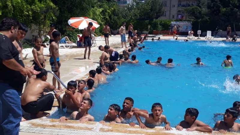 SICAK HAVA BUNALTTI VATANDAŞLAR BÜYÜKŞEHİR’İN HAVUZLARINA KOŞTU