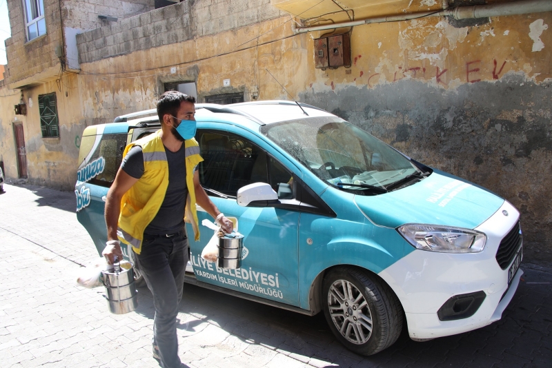 SICAK YEMEKLERİ KAPILARINA TESLİM EDİLMEYE DEVAM EDİYOR