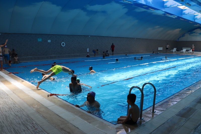 SICAKLAR BUNALTTI HER YAŞTAN VATANDAŞ BÜYÜKSEHİR’İN HAVUZUNA AKIN ETTİ