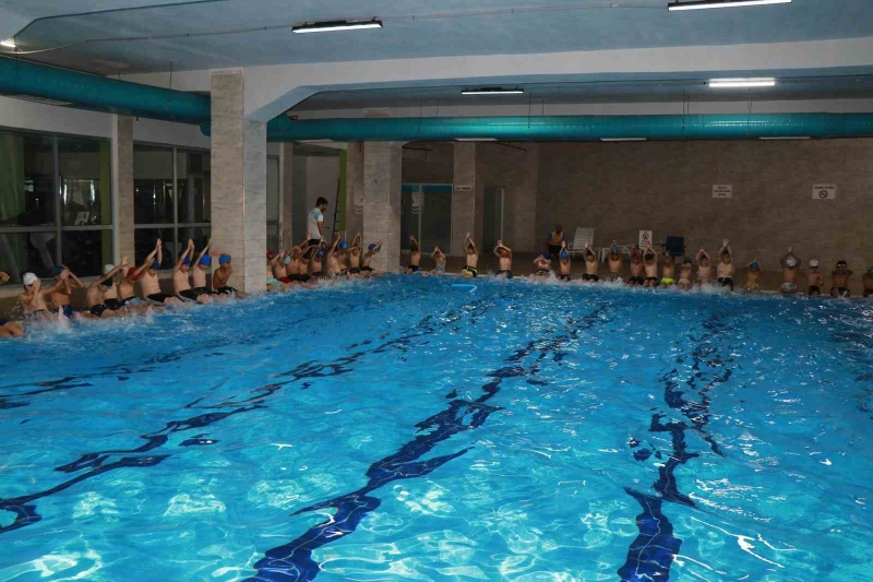 Sıcaktan bunalan çocuklar belediye havuzlarında serinliyor