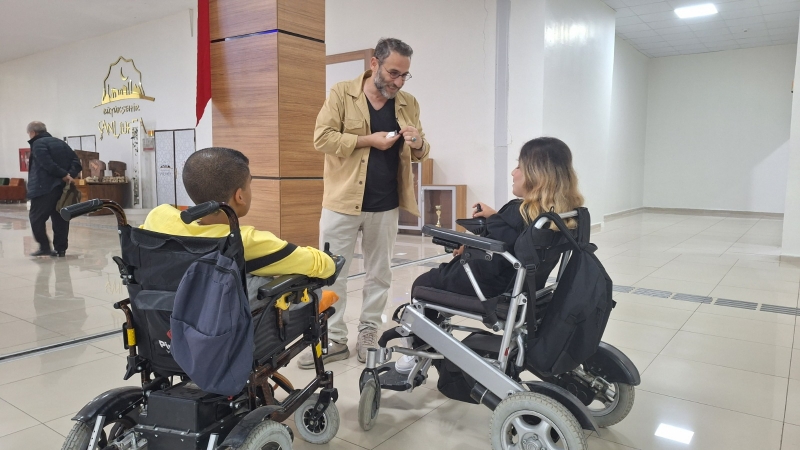 SİNEMA VE TİYATRO SANATÇISI TÜRKOĞLU, ENGELLİLER YAŞAM MERKEZİNE HAYRAN KALDI