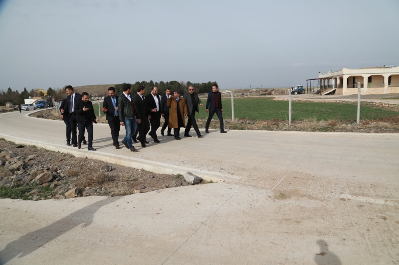 SİVEREK KIRSALINDA BETON YOL ÇALIŞMASI