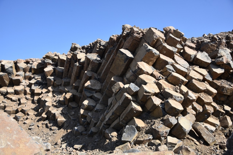 SİVEREK'TE 2 MİLYON YILLIK BAZALT SÜTÜN BULUNDU