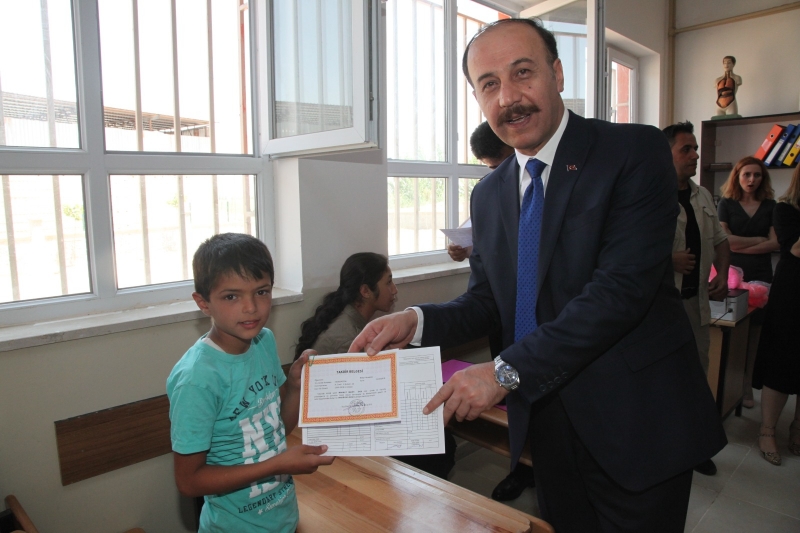 Sultantepe’nin Öğrencileri Karnelerini Vali Erin’den Aldılar