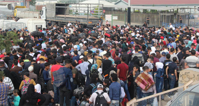 Suriyeliler sınır kapısında izdiham oluşturdu