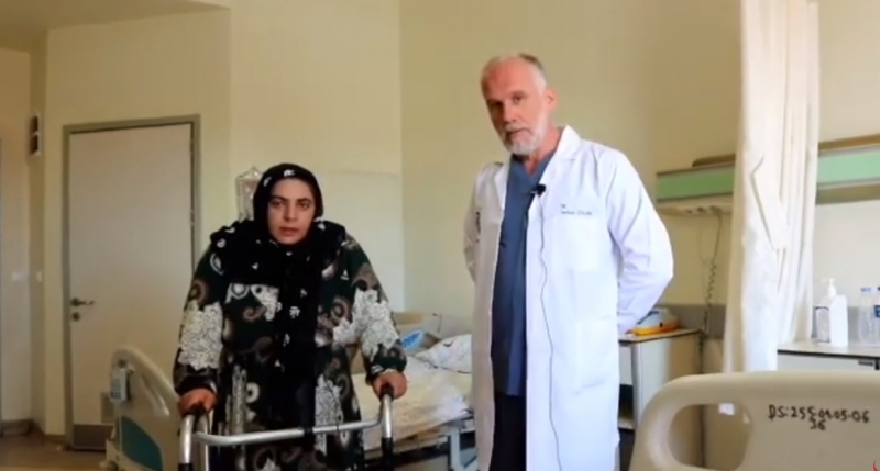 Sürünerek geldiği hastaneden yürüyerek çıktı.