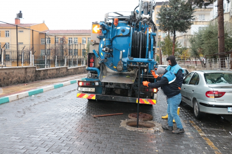 ŞUSKİ SAĞANAK YAĞIŞ MESAİSİNİ SÜRDÜRÜYOR