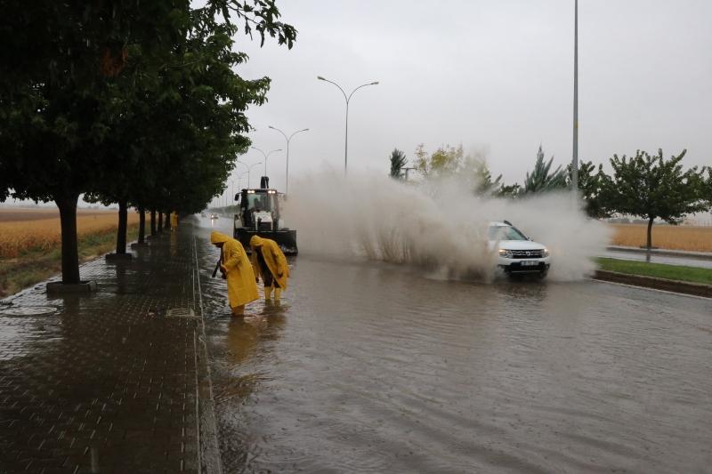 ŞUSKİ'DE SAĞANAK YAĞIŞ MESAİSİ