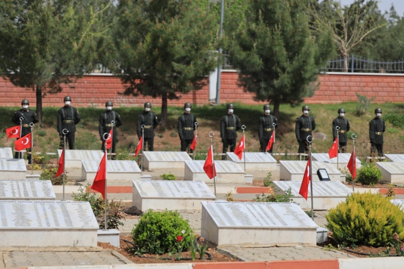 TARİHİ ZAFERİN YIL DÖNÜMÜNDE ŞEHİTLER ANITINA ÇELENK SUNULDU