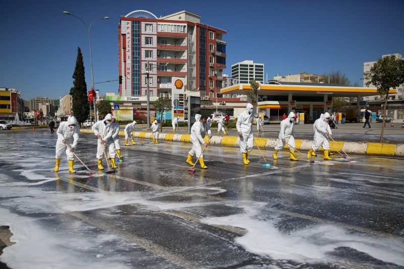 TEK TEK YIKAYIP, DEZENFEKTE ETMEYE DEVAM EDİYOR