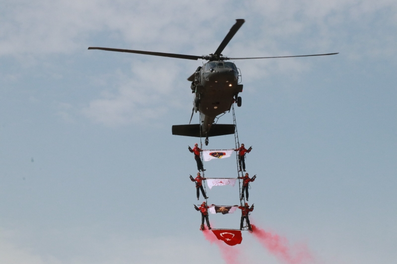 TÜRK YILDIZLAR VE JÖAK ÜZÜM SALKIMI TİMİ ŞANLIURFA SEMALARINDA NESES KESEN GÖSTERİYE İMZA ATTI