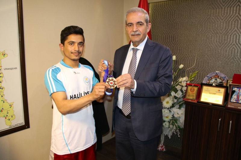 Türkiye Şampiyonları Madalyalarını Başkan Demirkol'a Hediye Etti