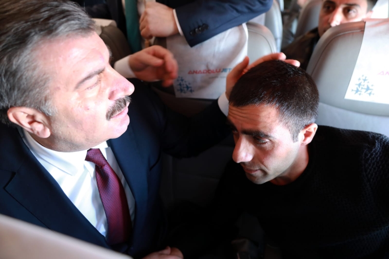Uçakta fenalaşan yolcuya Sağlık Bakanı müdahale etti