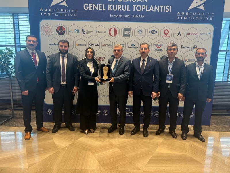 ULAŞIMDA BELEDİYECİLİK ÖDÜLÜNÜ BAŞKAN BEYAZGÜL ALDI