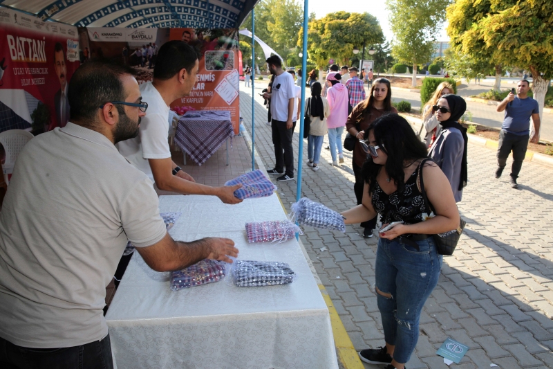 ÜNİVERSİTE ÖĞRENCİLERİNDEN KARAKÖPRÜ BELEDİYESİ STANDINA YOĞUN İLGİ