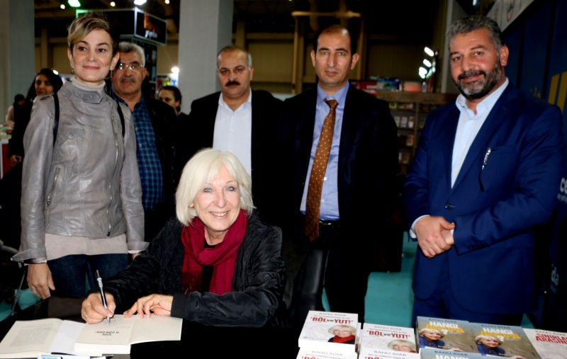 Ünlü Yazarlar Okurlarıyla Buluşmaya Devam Ediyor