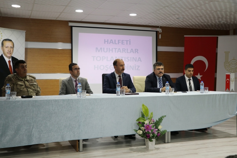 Vali Abdullah Erin Halfeti’deki Muhtar Toplantısında Konuştu