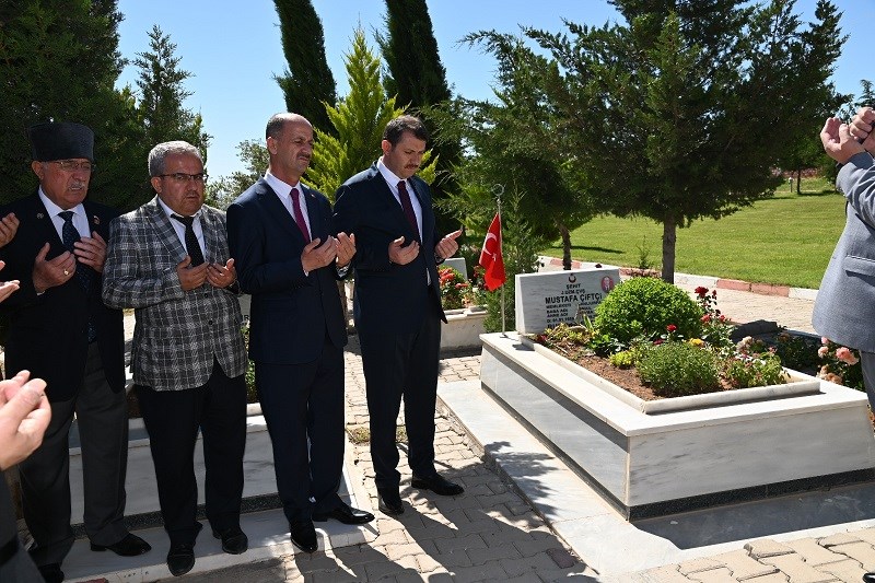 Vali Ayhan İlk Ziyaretini Şehitliğe Yaptı