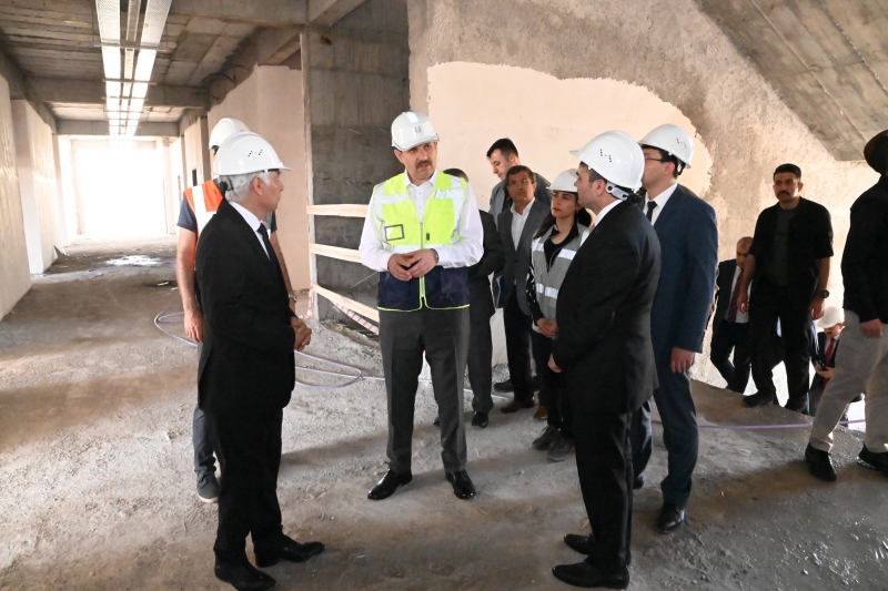 Vali Ayhan, okullarda incelemelerde bulundu