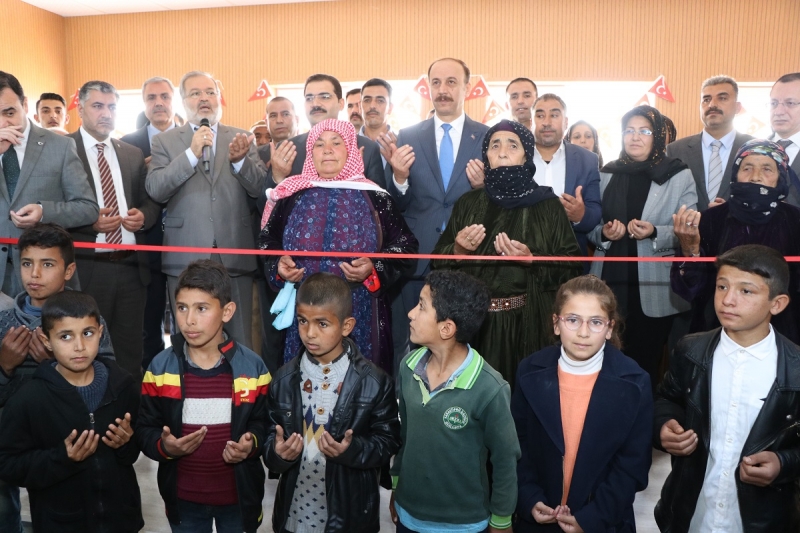 Vali Erin Okul Açılışlarını Mahallenin Kadınlarına Yaptırdı