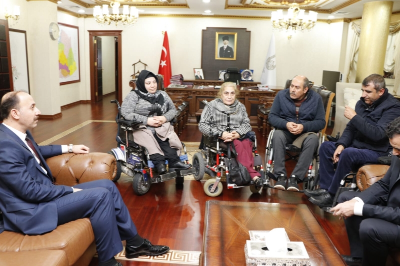 Vali Erin Omurilik Felçlilerini Derneğine Kabul Etti