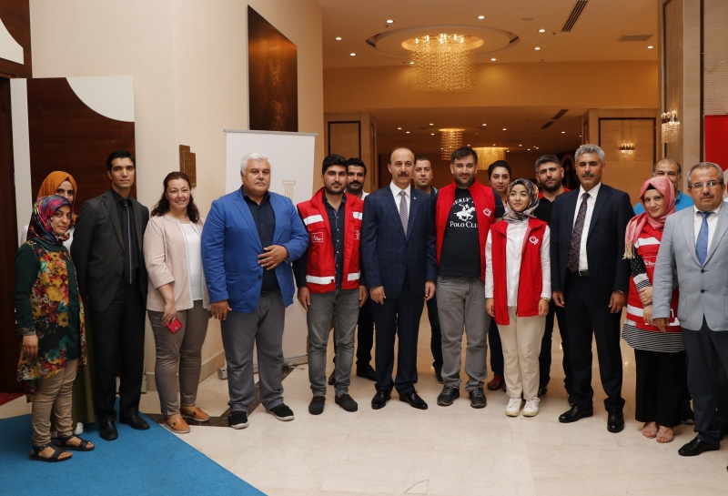 Vali Erin Sosyal Yardımlara Yaraları Sarıyoruz