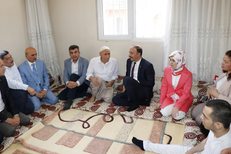 Vali Erin Ve Eşi Şehit Ailelerini Ziyaret Etti