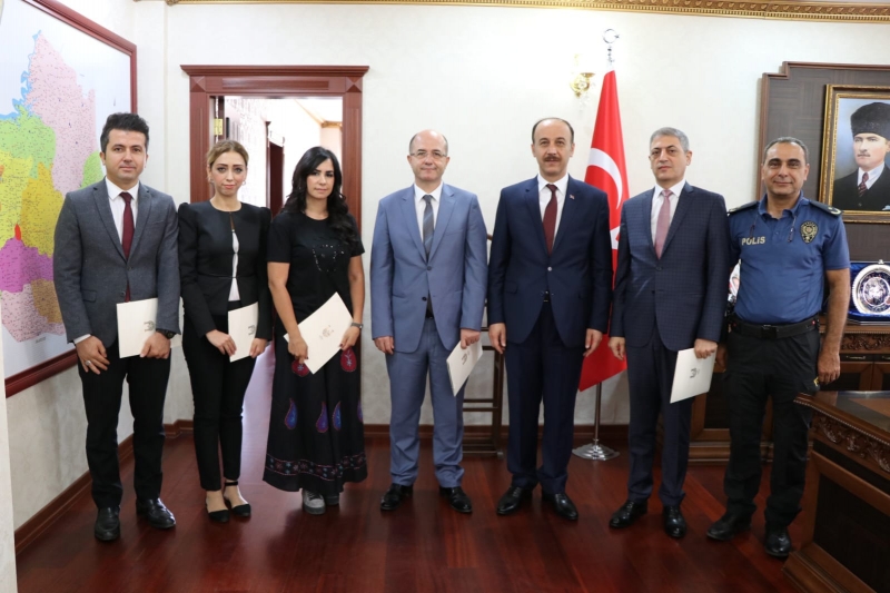 Vali Erin'den Polislere Başarı Belgesi
