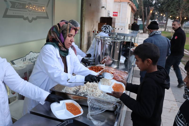 VATANDAŞLAR, BÜYÜKŞEHİR BELEDİYESİ’NİN İFTAR ÇADIRLARINDA ORUÇLARINI AÇTI