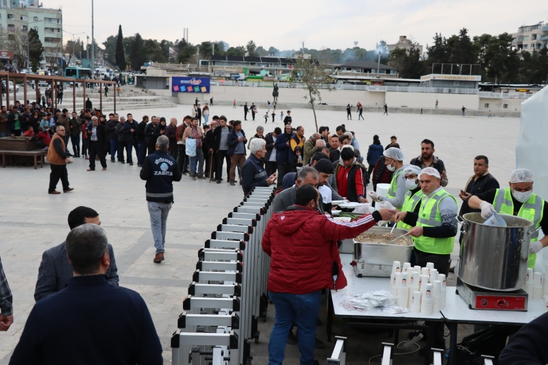 VATANDAŞLAR İFTAR SAATİNDE AYNI SOFARYI PAYLAŞTI