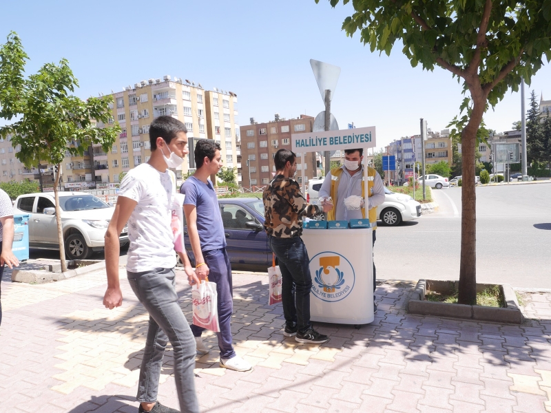 VATANDAŞLARA ÜCRETSİZ MASKE DAĞITIMI SÜRÜYOR
